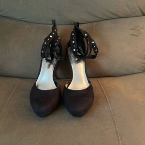 Suede Pumps with Straps